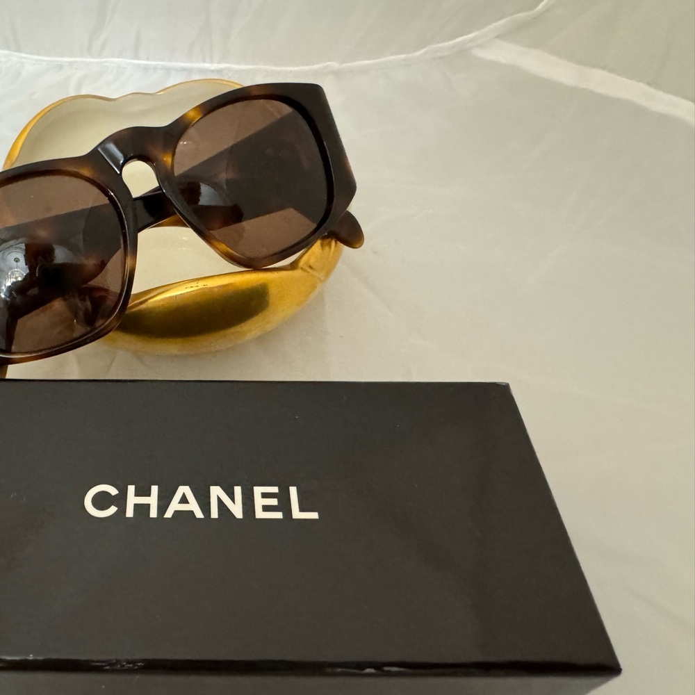 CHANEL Brown Oversized Tortoiseshell Sunglasses